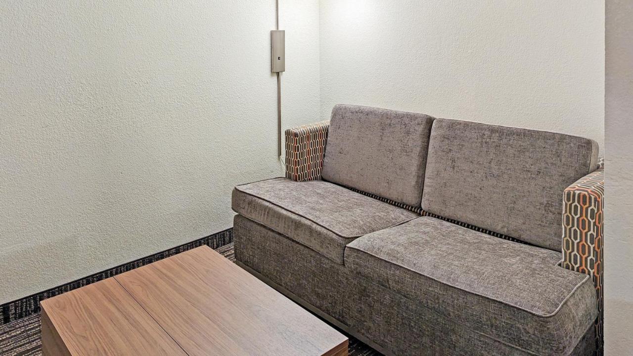 Estherville Hotel & Suites Ngoại thất bức ảnh